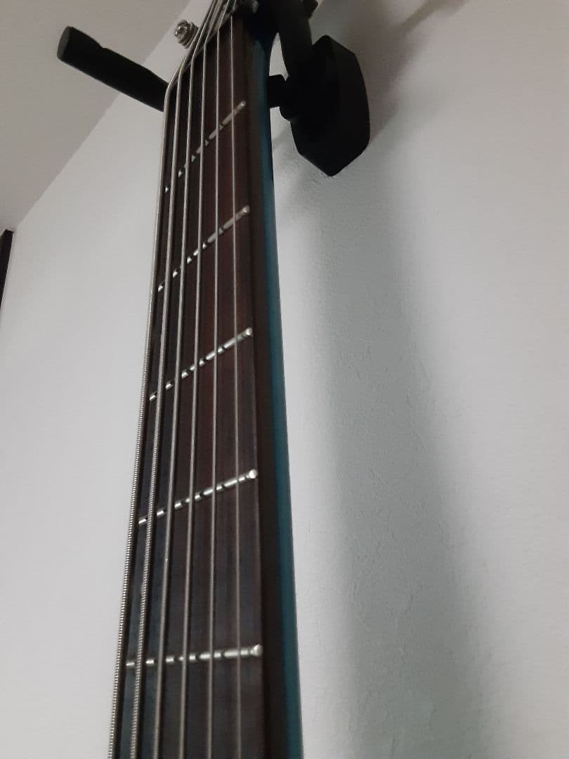 メルカリ便　playtech 6弦ベース　レギュラーチューニング済み