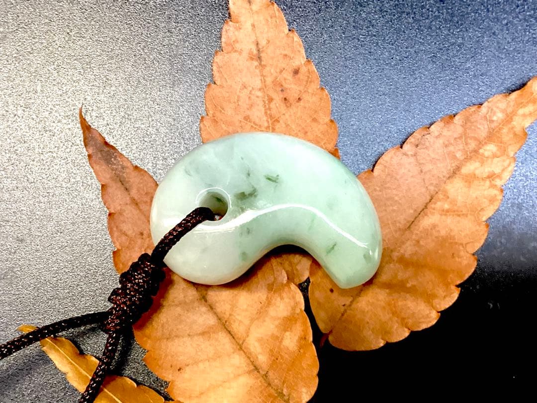 ✳premium糸魚川翡翠 紐付勾玉ネックレス いつも一緒の御守りに　鑑別書付