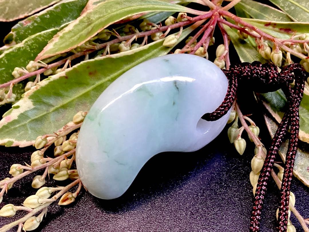 ✳premium糸魚川翡翠 紐付勾玉ネックレス いつも一緒の御守りに　鑑別書付