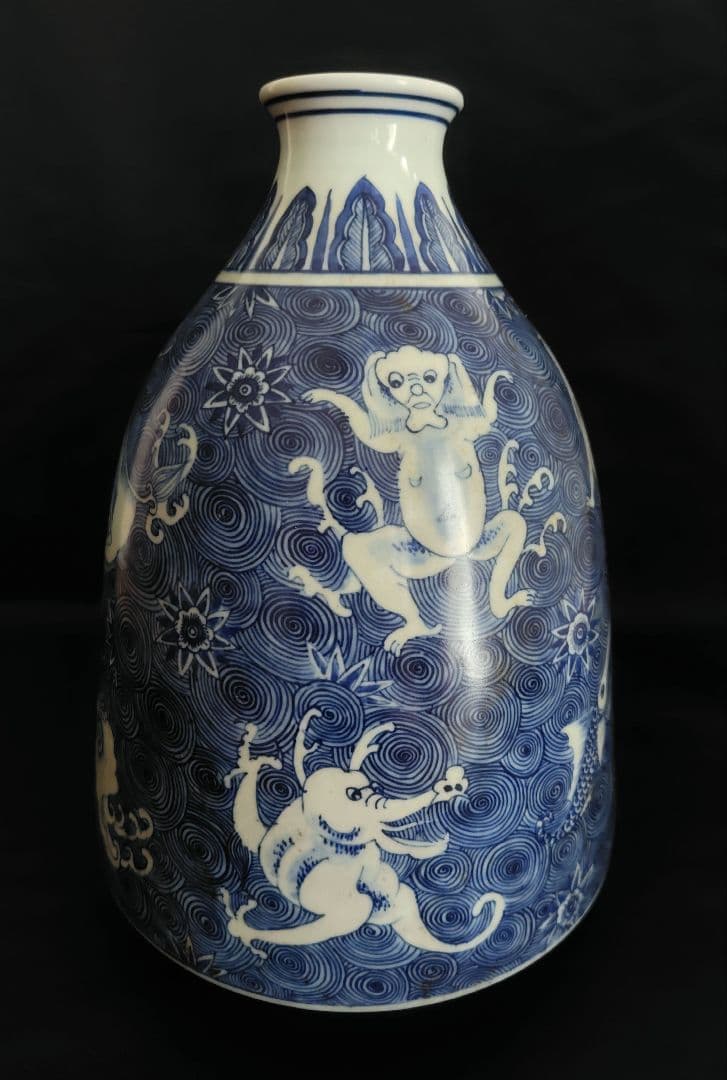 雅雨堂製　染付　壺『神獣・珍獣』高さ約30cm　渦巻文様　花入　花瓶