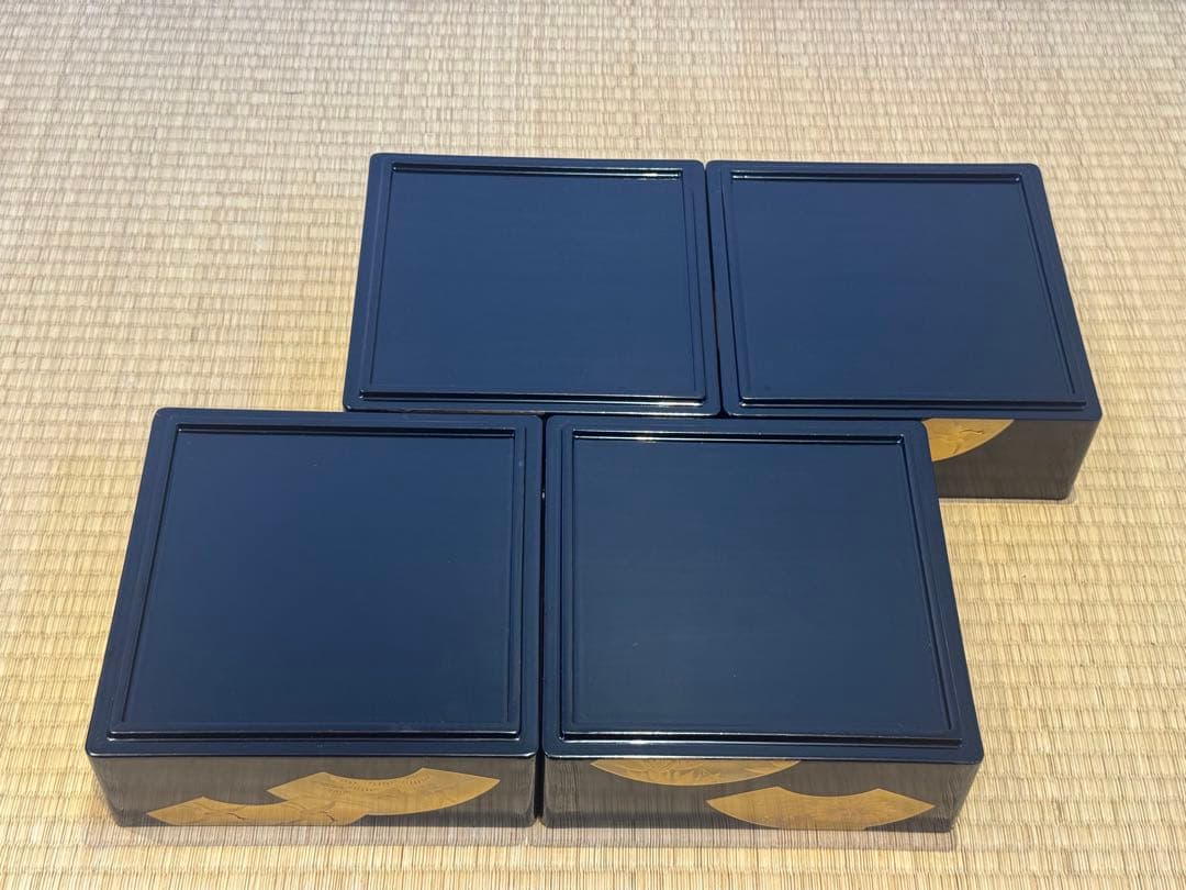 扇蒔絵 黒艶消内朱四段重箱 二枚蓋 共箱 丸に蔦 /茶懐石道具 会席 宴席 正月