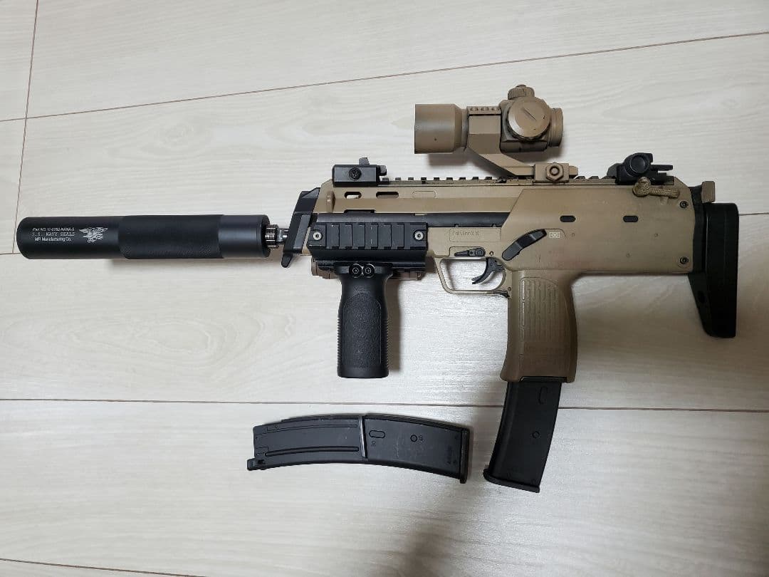 東京マルイ ガスガン MP7A2 サプレッサー等 カスタム　スペアマガジン付