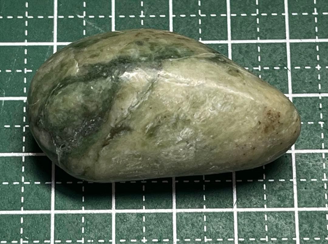 富山県産　ネフライト　白混玉　国産鉱物　標本　原石