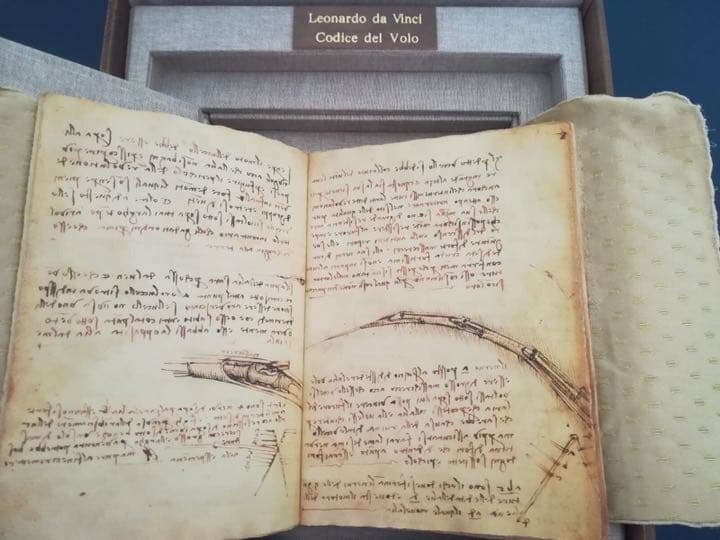 イタリアの専門職人の手によるLeonardo Da Vinci の書物の復元作品