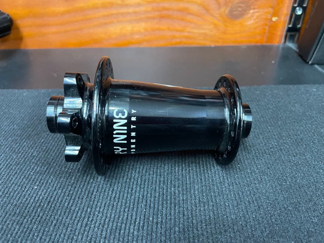 Industry Nine Hydra ハブ 32ホール ブラック