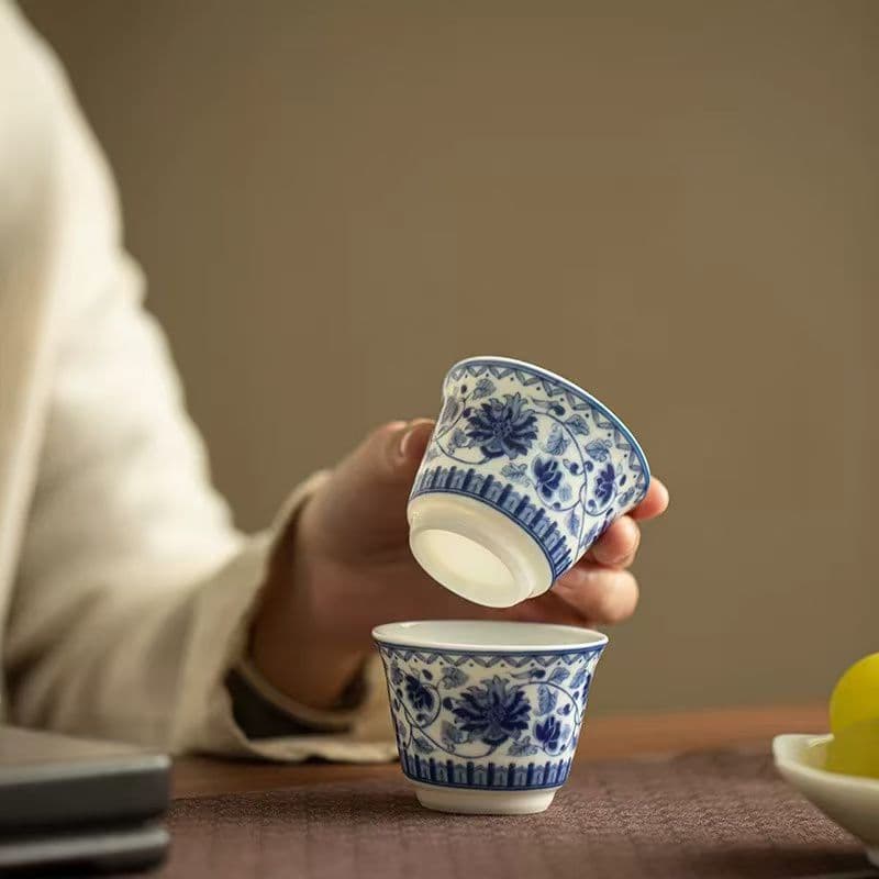 青と白の花柄陶器カップ
