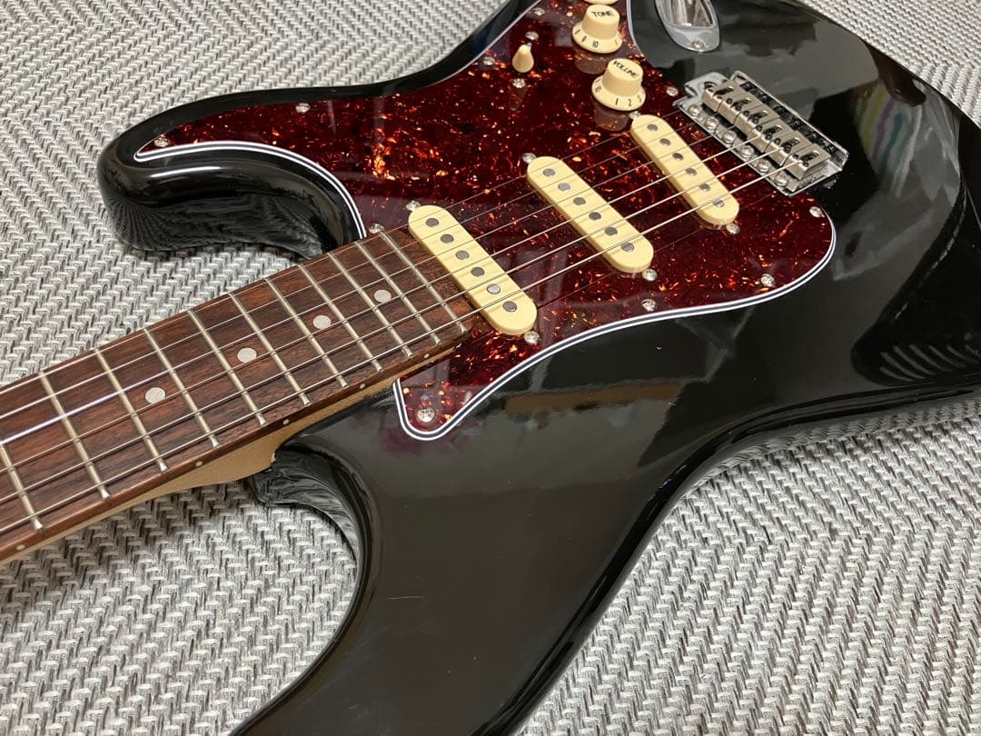 Tiki　エレキギター　ストラト　黒ボディ×鼈甲ピックガード