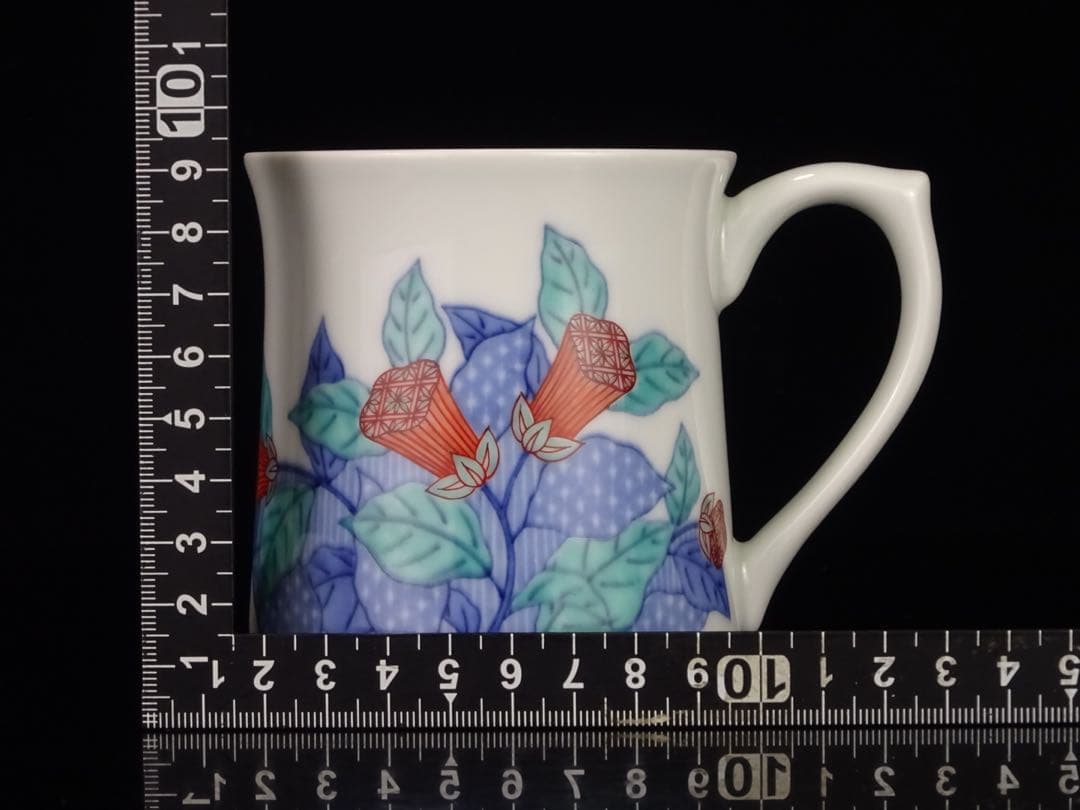 十四代　今泉今右衛門　本人作　色絵　墨はじき　瑞花文　碗　マグカップ　ビアマグ