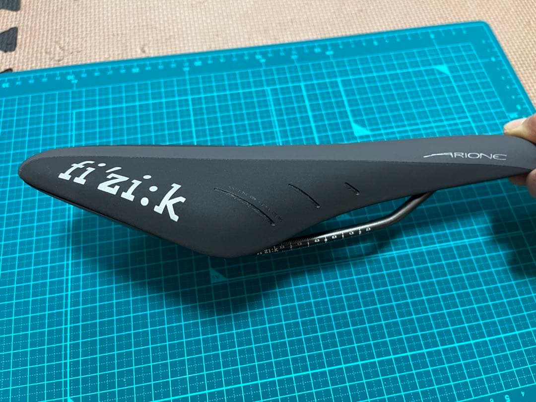 フィジーク　アリオネR3サドル ブラック【美品】