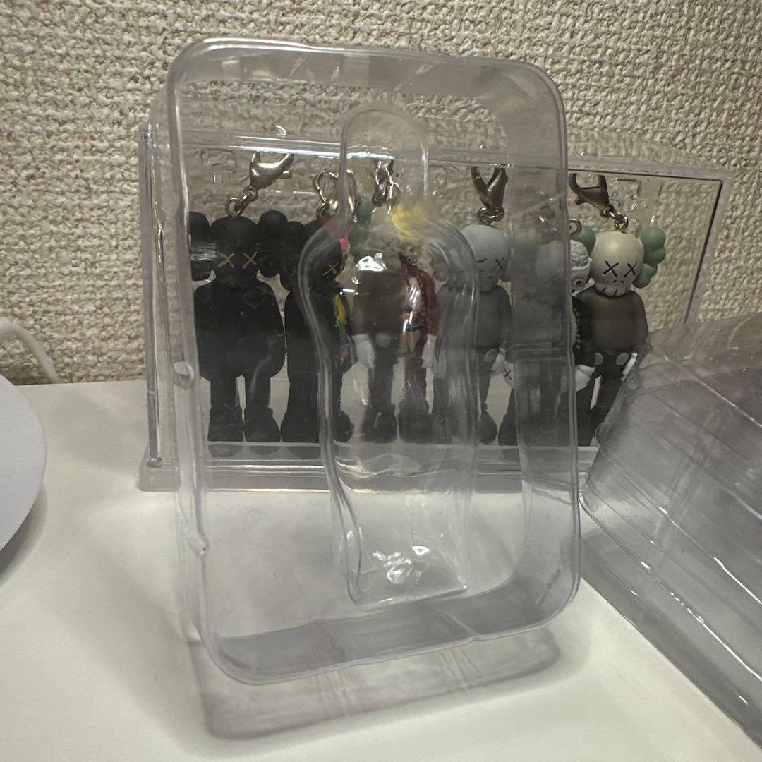 KAWS展示会限定フィギュアキーホルダー6体セット(ケース付き)