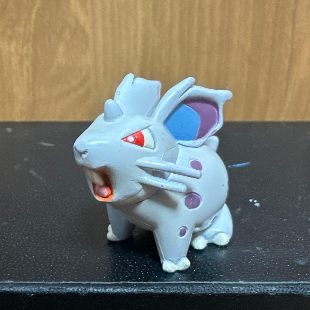 ポケモン　モンコレ　ニドラン♀ ニドリーノ