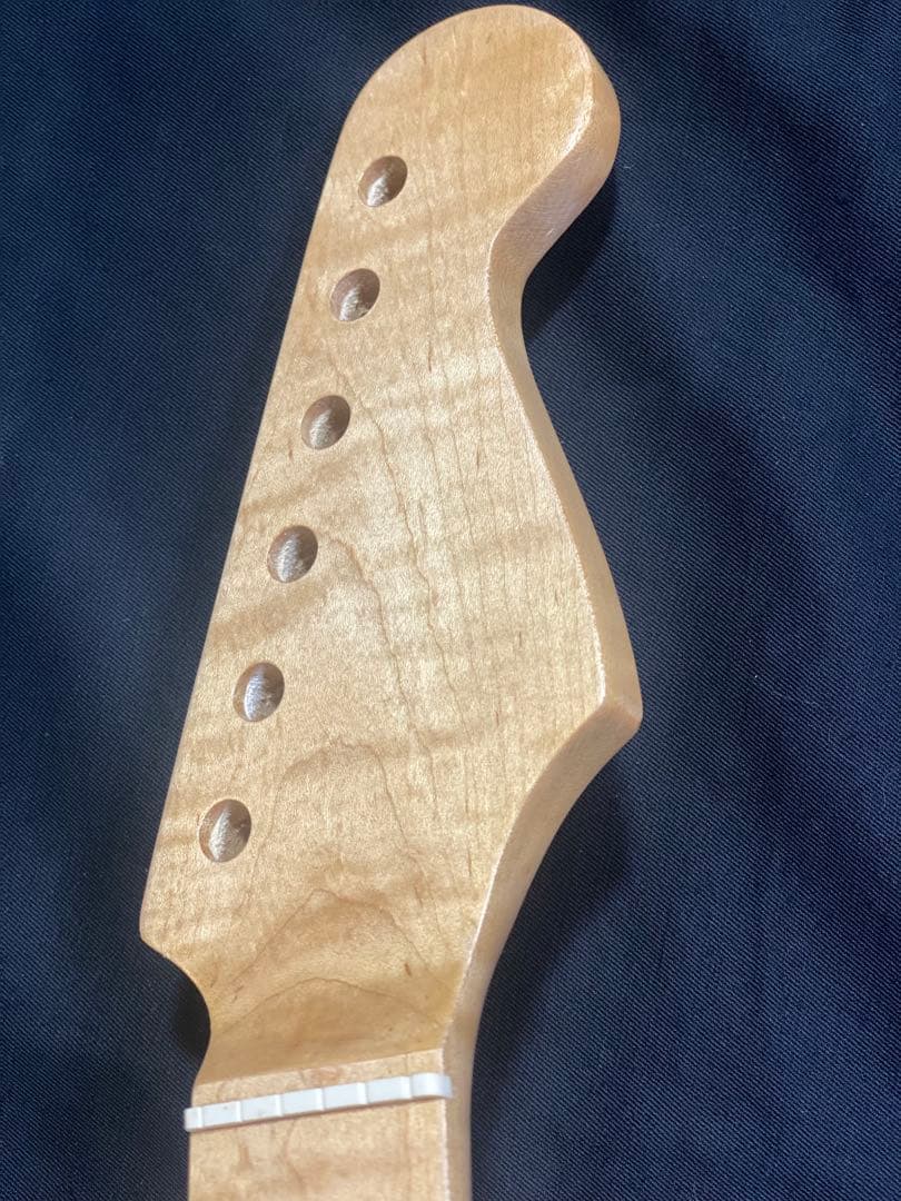 新品　ストラトキャスター エレキギター用ネック カナダ産１ピースフレイムメイプル